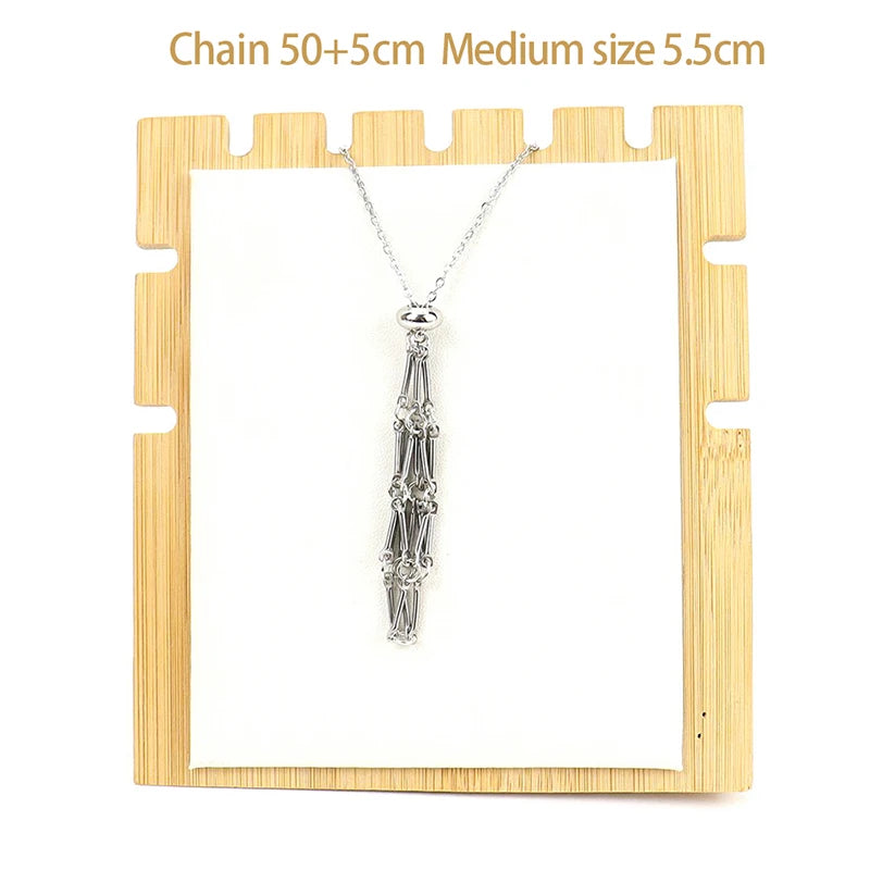Silver necklace with a pendant on a wooden display stand, with text indicating chain length and size.