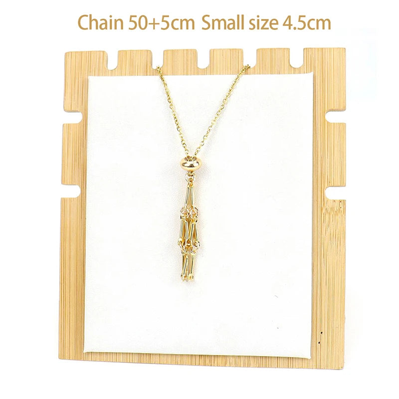 Gold necklace on a wooden display stand with text indicating chain length and size.