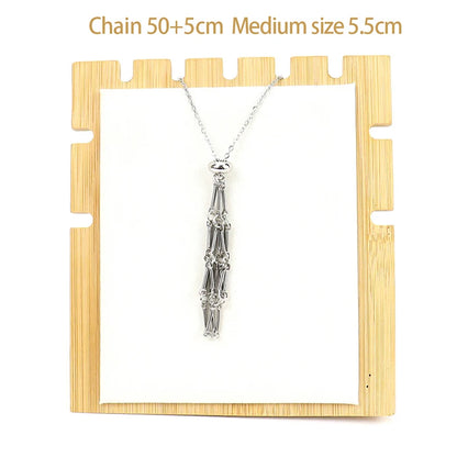 Silver necklace with a pendant on a wooden display stand, with text indicating chain length and size.