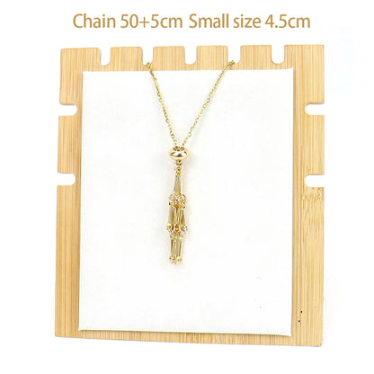 Gold necklace on a wooden display stand with text indicating chain length and size.